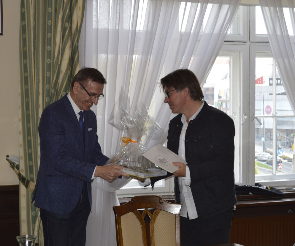 Prezydent Olsztyna Piotr Grzymowicz i Mariusz Sieniewicz, dyrektor MOK