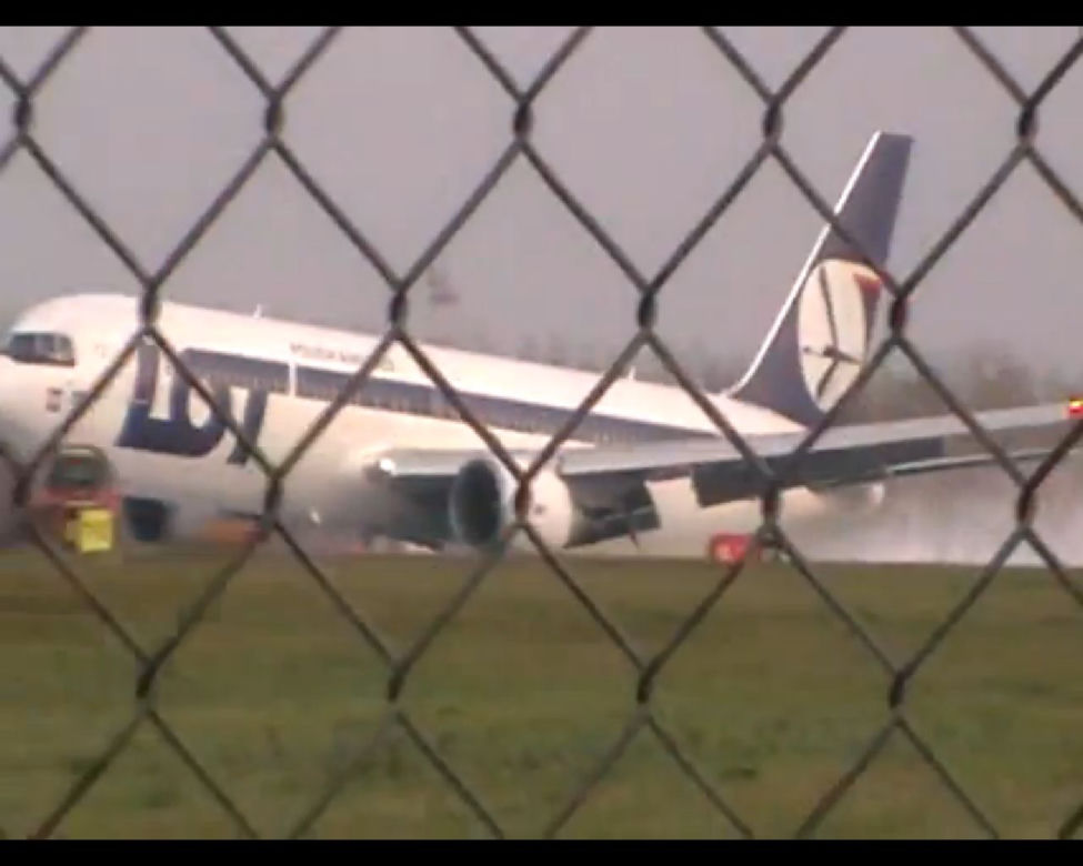 Awaryjne lądowanie Boeinga 767 na Okęciu - NOWE ZDJĘCIA