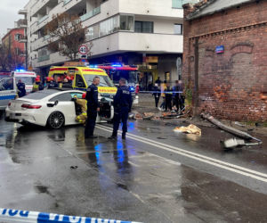 Pościg na Pradze, sportowy mercedes kompletnie rozbity. Trzy osoby trafiły do szpitala