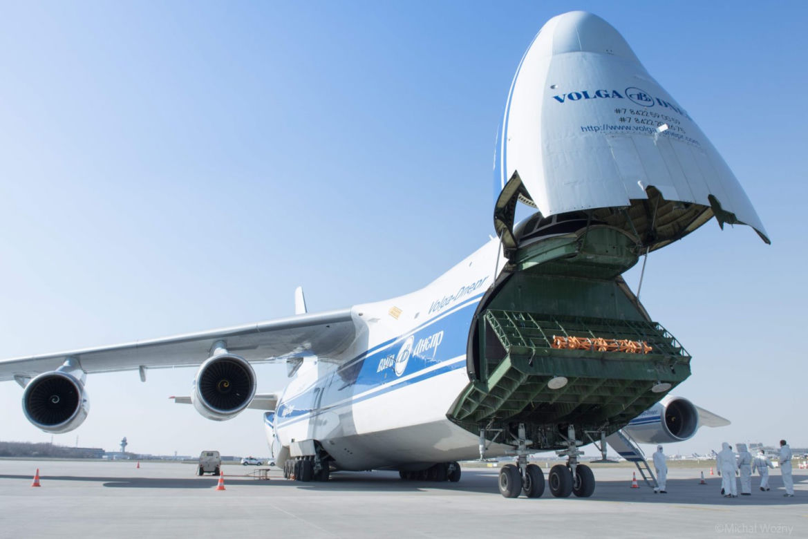 Gigantyczny samolot na lotnisku Chopina