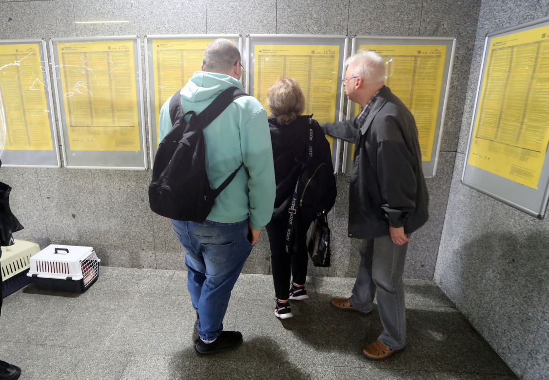 Chaos na dworcach w Warszawie. "Nasze koleje absolutnie nie szanują pasażerów"