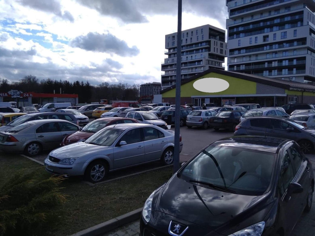 Mieszkańcy Podkarpacia ruszyli do SKLEPÓW!  Tłumy, pełne parkingi, PUSTE PÓŁKI!