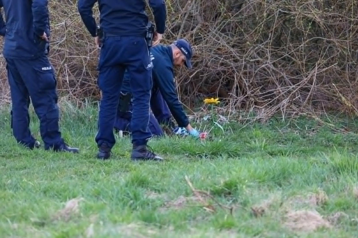 Makabryczne znalezisko w miejscu śmierci Mai z Mławy To znajdowało się w zakopanym pudełku