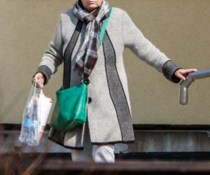 Kotulanka wyrzuca flaszkę