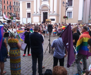  Toruń mówi NIE mowie nienawiści! Tęczowy wiec na Rynku Staromiejskim [ZDJĘCIA]