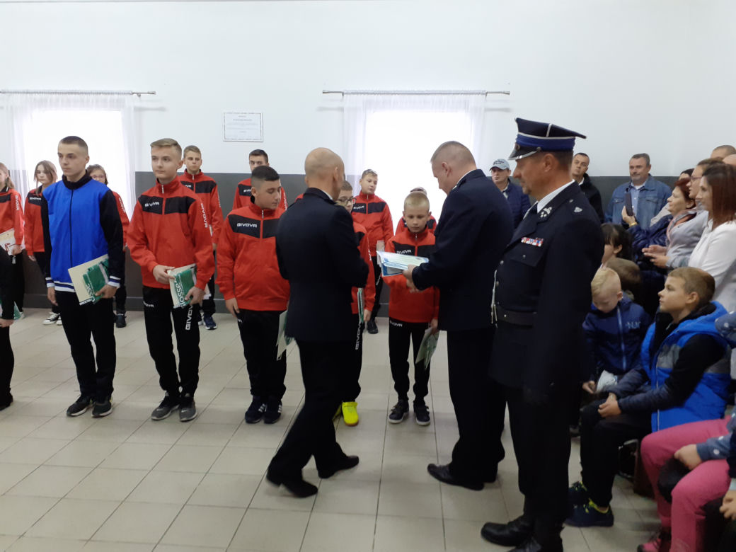 Ślubowanie Młodzieżowej Drużyny Pożarniczej OSP Dąbrówka Stany i 104-lecie jednostki