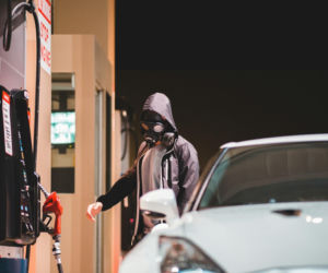 Regularnie kradł paliwo i olej z samochodów zaparkowanych w Iławie