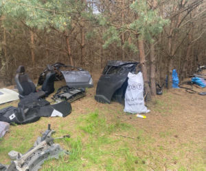 Rozkręcali kradzione auto, usłyszeli ich policjanci. Sprytni paserzy urządzili dziuplę w lesie