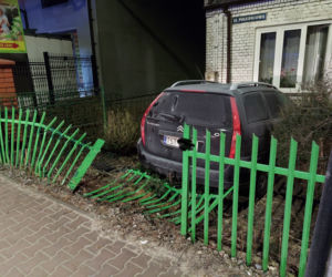 Huk i pęknięta ściana! Citroen wjechał w dom na Południowej w Starachowicach