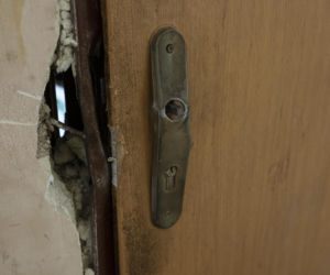 Nyski horror na Piłsudskiego. Mieszkał ze zwłokami 54-latka przez miesiąc! [ZDJĘCIA]