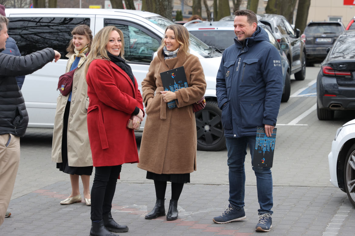 Warszawa zatrudnia medyków z Ukrainy. Konferencja Rafała Trzaskowskiego pod Szpitalem Bielańskim.