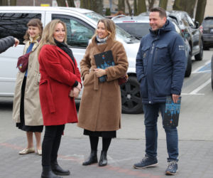 Warszawa zatrudnia medyków z Ukrainy. Konferencja Rafała Trzaskowskiego pod Szpitalem Bielańskim.