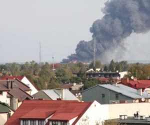 Pożar w Legionowie - ZDJĘCIA: Płonie hala z tworzywami sztucznymi przy ul. Sikorskiego