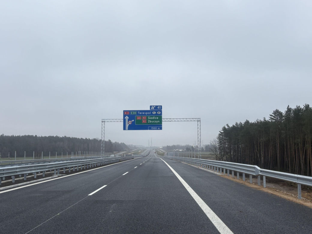 Na autostradzie A2 na wschód od Warszawy prace idą pełną parą, zarówno w dzień, jak i po zmroku