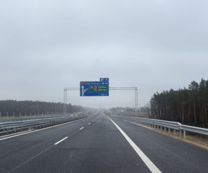 Na autostradzie A2 na wschód od Warszawy prace idą pełną parą, zarówno w dzień, jak i po zmroku