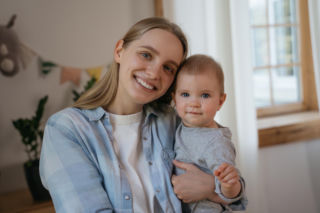 Pokolenie Z wychowuje dzieci inaczej niż Millenialsi. Te różnice widać w domach