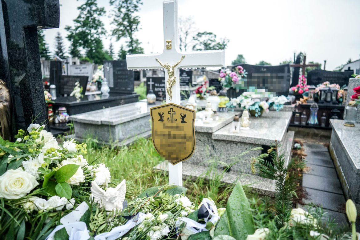 2-letnia Natalka zginęła na oczach taty. Aniołek jest już w niebie. Trumienka utonęła w białych kwiatach