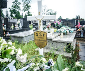 2-letnia Natalka zginęła na oczach taty. Aniołek jest już w niebie. Trumienka utonęła w białych kwiatach