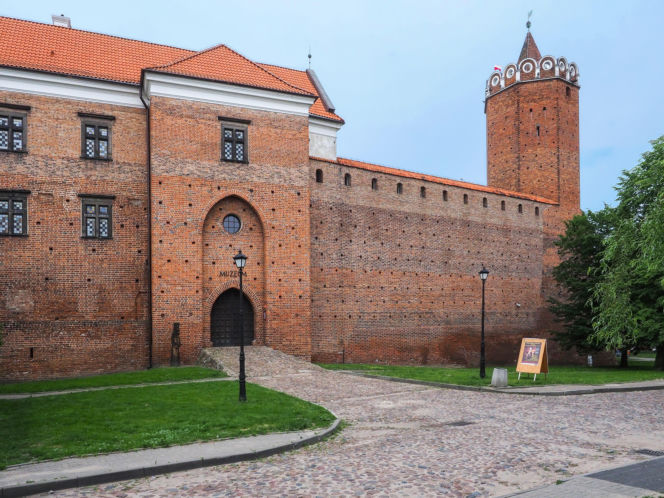 W tym mieście w województwie łódzkim znajduje się środek Polski. Arabski geograf nazwał je Nowymgrodem
