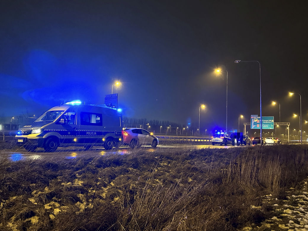 Koszmarny finał driftów we Włochach. Auto w rowie i potrącony człowiek