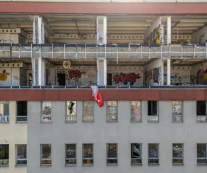 Ślady ognia, wybite szyby, zwisające kable. Wolska 43 straszy wśród nowych osiedli