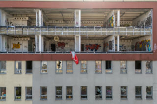 Ślady ognia, wybite szyby, zwisające kable. Wolska 43 straszy wśród nowych osiedli