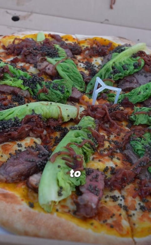 Książulo zjadł najdroższą pizzę w Polsce za 1500 zł. Czy było warto?