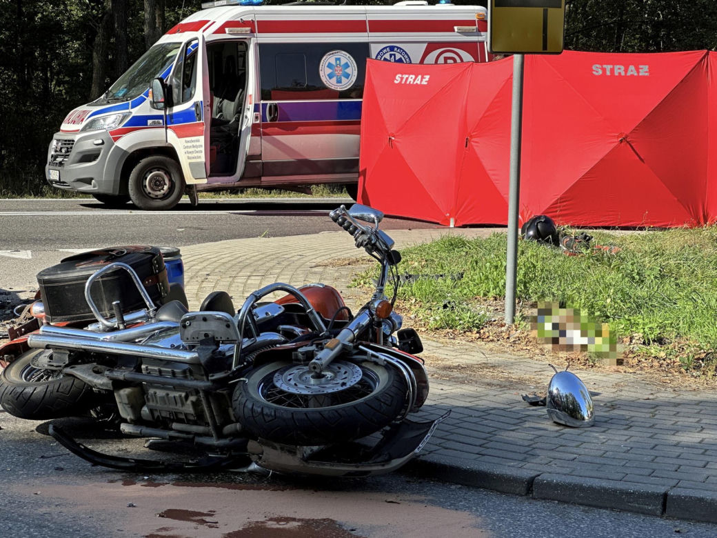 Koszmar na skrzyżowaniu w Sowiej Woli. Motocyklista przeleciał nad samochodem i gruchnął o asfalt. Zginął na miejscu
