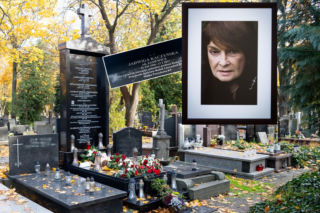 Pomnik matki Kaczyńskiego wznosi się nad Starymi Powązkami i góruje nad innymi grobami. Widać go z daleka. Jest monumentalny