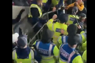 Zadyma podczas meczu Anglia-Węgry. Kibice wygonili policję z trybun. W tle polski wątek [WIDEO]