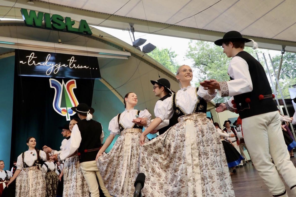 Rozpoczął się 60. jubileuszowy Tydzień Kultury Beskidzkiej. Przyjechało 20 zespołów z całego świata ZDJĘCIA, PROGRAM
