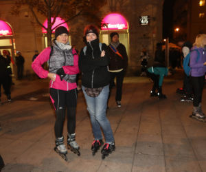 Nightskating. Warszawiacy przejechali stolicę na rolkach [Zdjęcia]