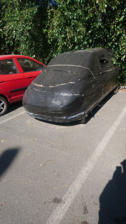 Poznań: Ktoś "spakował" auto do drogi. Nietypowy widok!