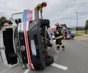 Wypadek w Nowy Sączu. Matka z dzieckiem jechała karetką do szpitala. Ambulans zderzył się z osobówką