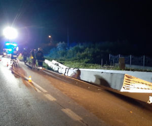 Betonowe przęsło mostu spadło z ciężarówki