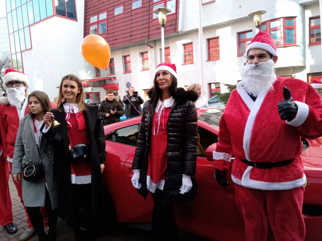 Święty Mikołaj zamienił sanie i renifery na czerwone Ferrari. Dzieciaki z chorzowskiego szpitala zachwycone [ZDJĘCIA]