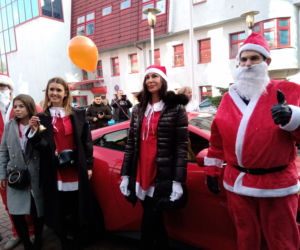 Święty Mikołaj zamienił sanie i renifery na czerwone Ferrari. Dzieciaki z chorzowskiego szpitala zachwycone [ZDJĘCIA]