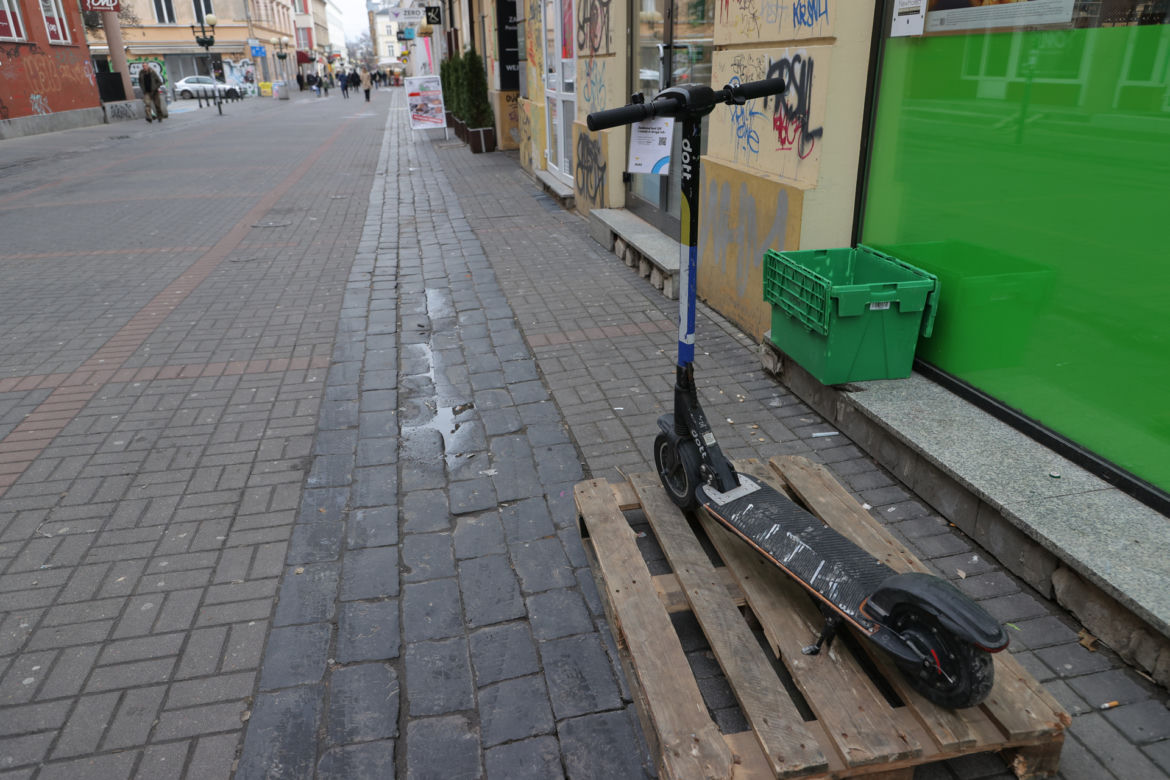 Warszawa ujarzmia hulajnogi. Nie rozpędzisz się na bulwarach i deptakach 