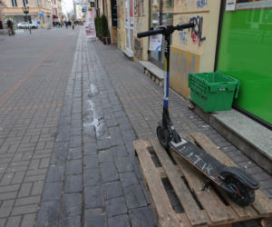 Warszawa ujarzmia hulajnogi. Nie rozpędzisz się na bulwarach i deptakach 