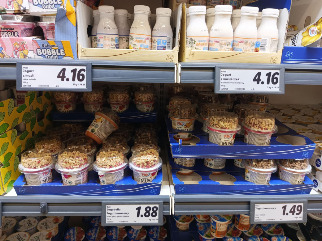 Porównaliśmy ceny w polskim i niemieckim markecie. Gdzie zarobimy tańsze zakupy na Wielkanoc? 