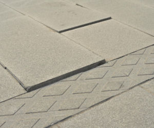 Deptak w centrum Warszawy za miliony w ruinie? Urzędnicy uspokajają, a internauci grzmią!