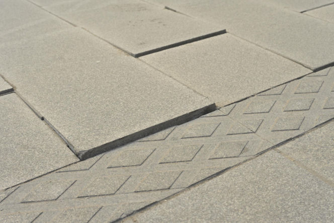 Deptak w centrum Warszawy za miliony w ruinie? Urzędnicy uspokajają, a internauci grzmią!