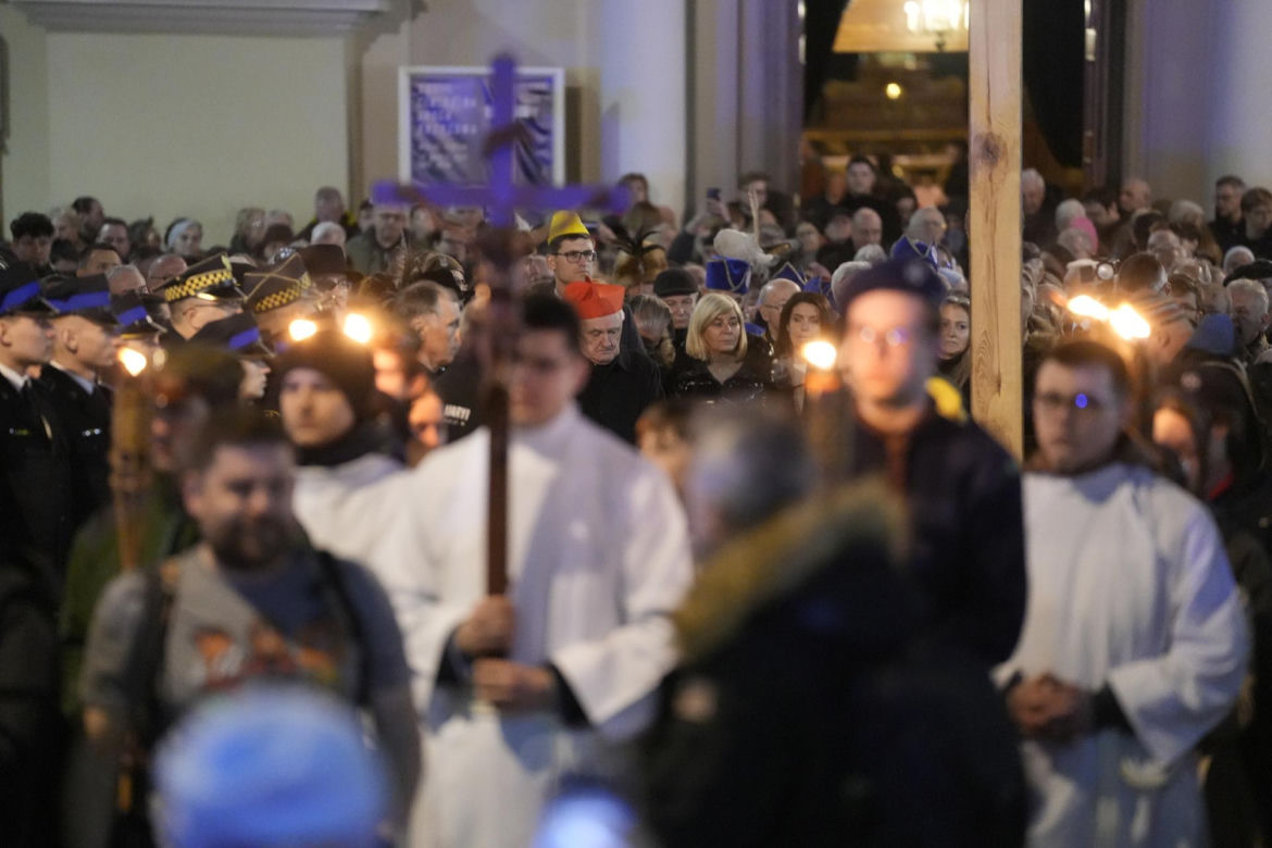Tłumy wiernych przeszły przez stolicę. Centralną Drogę Krzyżową poprowadził kardynał Nycz