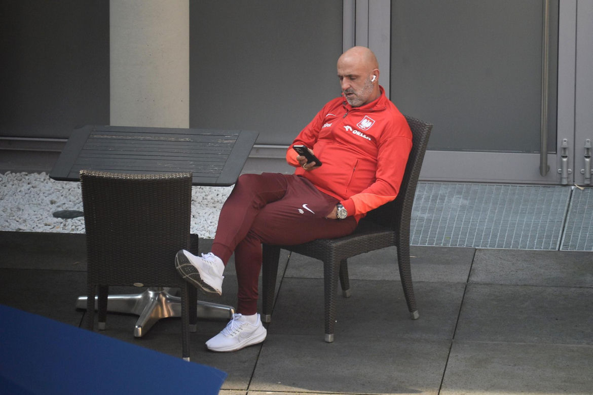 Michał Probierz przybity wpatruje się w telefon