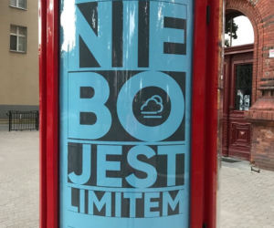 W Ełku stanął słup na DOBRE wiadomości. Nietypowa akcja zaskoczyła mieszkańców [FOTO]