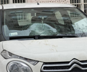 Przewiózł go na masce, to mu wybił szybę. Awantura w centrum Warszawy. Poniosły emocje. Obaj byliśmy winni