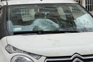 Przewiózł go na masce, to mu wybił szybę. Awantura w centrum Warszawy. Poniosły emocje. Obaj byliśmy winni