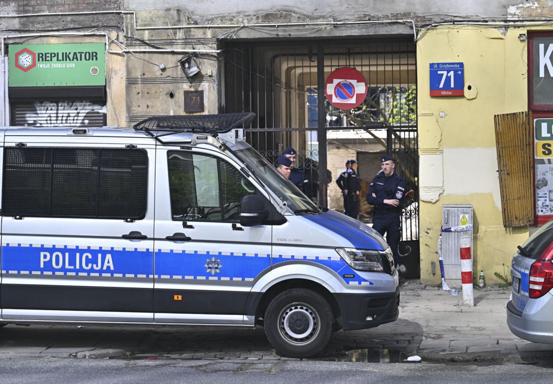 Ciała czterech mężczyzn rozkładały się w kamienicy. Kto i dlaczego mordował ludzi? Prokuratura: „Mamy swoje hipotezy”