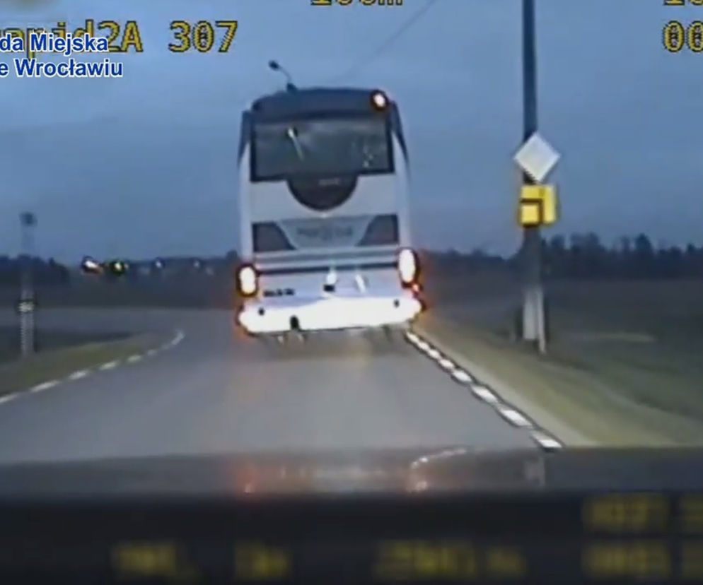 Trzymał lusterko miotłą i tak prowadził autobus