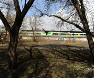 Śmietnisko obok Dworca Wschodniego. Kto odpowiada za wygląd działki?
